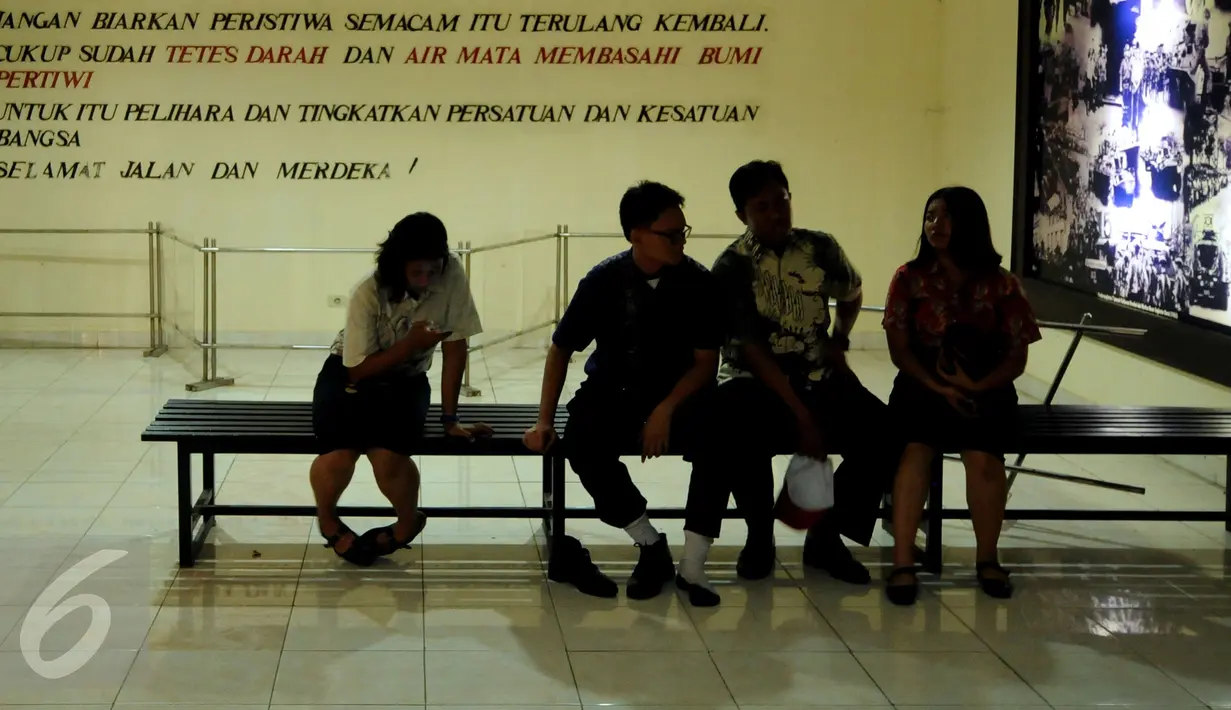 Sebuah tulisan berisi pesan terpampang di sudut Monumen Pancasila Sakti, Jakarta, Selasa (29/9/2015). Pemerintah akan mengadakan upacara peringatan Hari Kesaktian Pancasila pada 1 Oktober mendatang. (Liputan6.com/Helmi Fithriansyah)