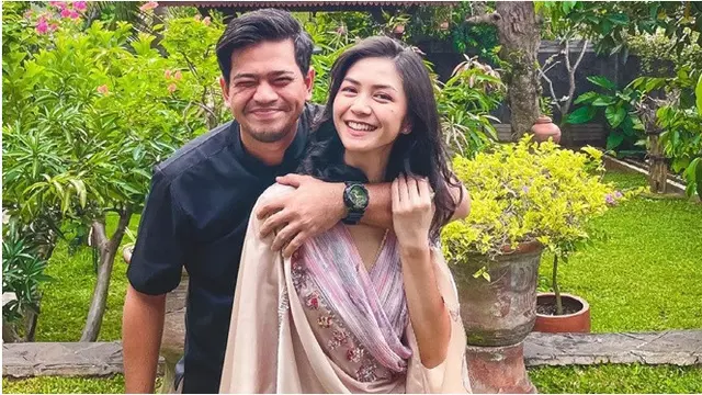 Jarang Tersorot, Ini 6 Potret Mesra Surya Insomnia dan Tyara Renata
