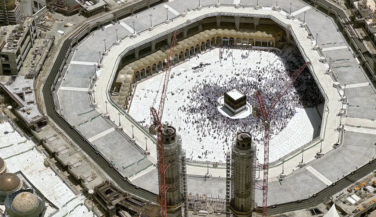 Sebuah gambar pada 4 Juli 2022 menunjukkan pandangan umum Ka'bah (tengah) di Masjidil Haram, kota suci Mekah saat Arab Saudi menampung sekitar satu juta orang, termasuk 850.000 dari luar negeri, untuk ziarah haji. Ibadah haji tahunan dimulai minggu ini setelah dua tahun terakhir jumlah jemaah haji dikurangi secara drastis akibat pandemi COVID-19. (Rania SANJAR / AFP)