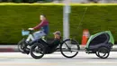 Seorang pria mengendarai sepeda telentang di jalan bebas kendaraan bermotor selama acara CicLAvia di Culver City, Los Angeles, AS, Minggu (3/3). Acara ini pertama kali diadakan pada tahun 2010 silam. (Chris Delmas/AFP)