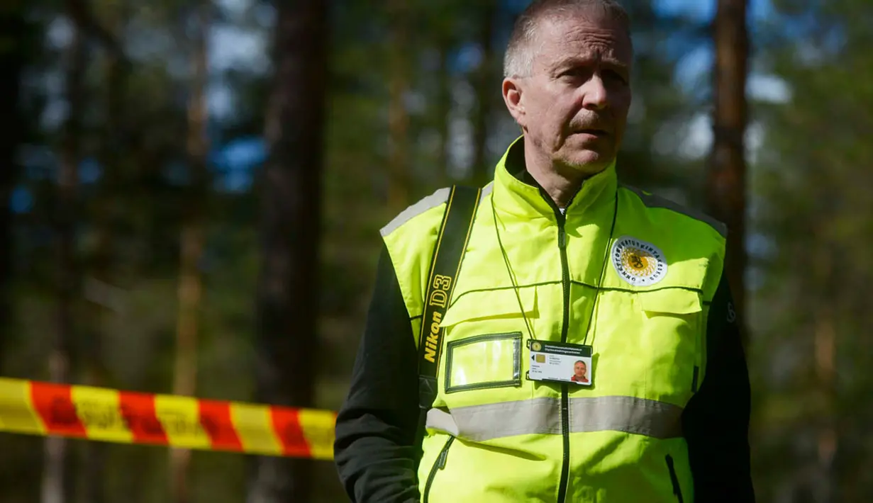 Di Jamijarvi, Finlandia, Senin (21/4/2014), otoritas Keamanan Investigasi Finlandia, Ismo Aaltonen mengatakan ini kecelakaan pesawat paling serius dalam beberapa dekade terakhir. (REUTERS/Vesa Moilanen/Lehtikuva)