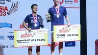 Tunggal Putra Indonesia, Anthony Ginting, di atas podium bersama sang juara Viktor Axelsen, pada laga final Indonesia Open 2023 di Istora Gelora Bung Karno, Jakarta, Minggu (18/6/2023) Axelsen menang dengan skor 21-14 dan 21-13. (Bola.com/M Iqbal Ichsan)