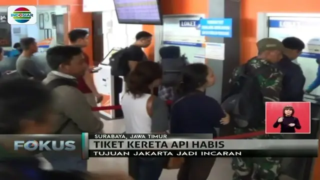Stasiun Pasar Turi, Surabaya dipenuhi antrean calon penumpang yang akan membeli tiket kereta api jelang libur panjang natal dan tahun baru.