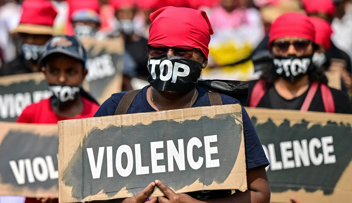 Para aktivis perempuan yang memegang plakat berpartisipasi dalam sebuah demonstrasi untuk memperingati Hari Perempuan Internasional ke-50 di Kolombo pada tanggal 8 Maret 2025. (Ishara S. KODIKARA/AFP)