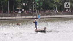 Nelayan mencari cacing sutra di sungai cisadane Tangerang, Senin (30/11/2020). Cacing sutra tersebut memiliki nilai ekonomis bagi para nelayan yang nantinya akan di jual untuk pakan ikan hias dan kosmetik. (Liputan6.com/Angga Yuniar)