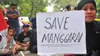 Warga Kecamatan Manggarai menggeruduk Gedung Ombudsman RI di Jalan Rasuna Said, Jakarta, Jumat (7/4). Mereka mendesak Ombudsman untuk melakukan pengawasan terhadap proyek pembangunan kereta api Bandara Soekarno-Hatta. (Liputan6.com/Helmi Afandi)