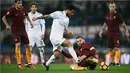 Pemain AS Roma, Daniele De Rossi, berebut bola dengan striker AC Milan, Suso, dalam laga pekan ke-16 Serie A 2016-2017 di Stadio Olimpico, Senin (12/12/2016) waktu setempat. (AFP/Filippo Monteforte)