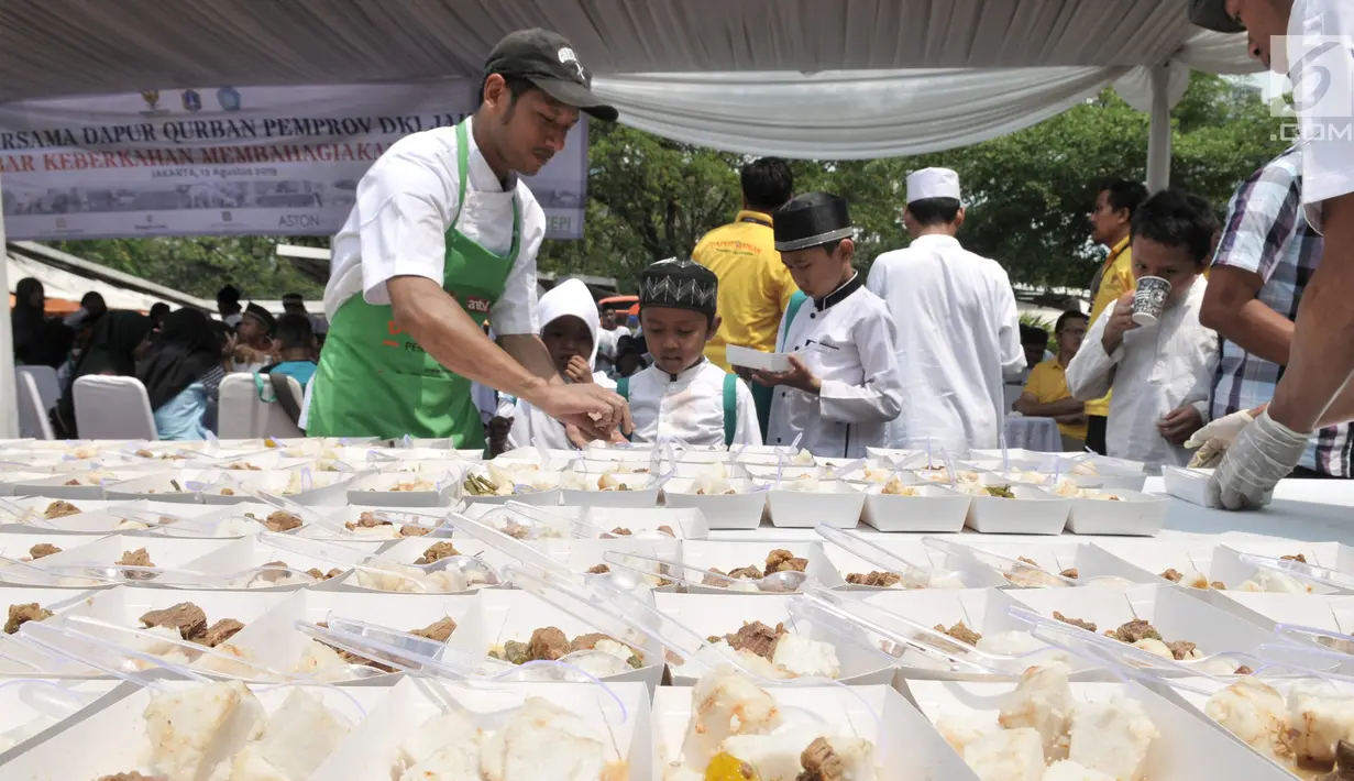 Juru masak membagikan daging kurban ala hotel bintang lima kepada anak-anak yatim saat peluncuran Dapur Kurban di Monas, Jakarta, Senin (12/8/2019). Pemprov DKI Jakarta menggandeng juru masak profesional dalam mengolah daging kurban. (merdeka.com/Iqbal Nugroho)