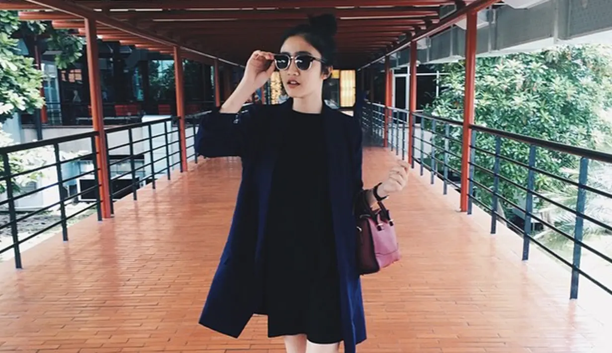 Selalu mendapatkan peran protagonis dengan penampilan sederhana, ternyata ia kerap tampil dengan fashion hits dan kekinian banget. (Liputan6.com/IG/@febbyrastanty)