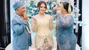 Nathalie Holscher tampil anggun dalam balutan kebaya berwarna kuning. Wanita 31 tahun itu berdiri dengan senyum menawan di antara pasangan pengantin yang mengenakan busana serba biru. Kebaya karya desainer Dea Febrinda itu semakin cantik dipadukan dengan bawahan batik bernuansa krem. (Liputan6.com/IG/@nadyaholscher)