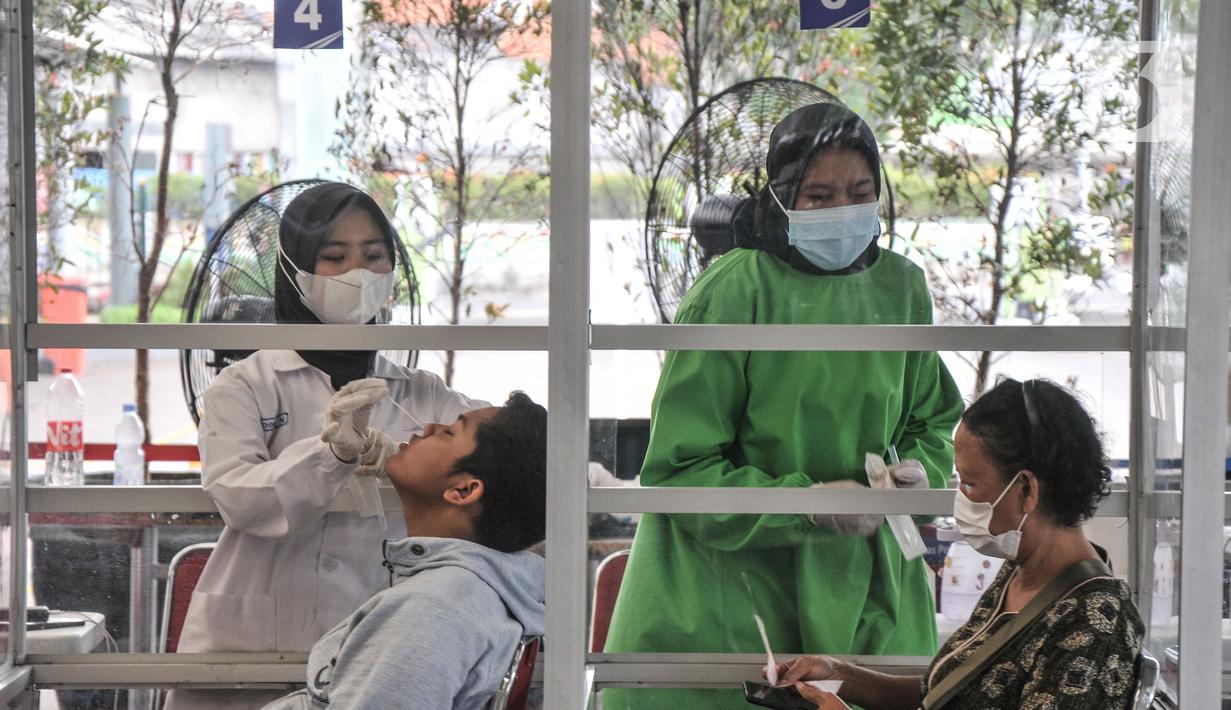 Calon penumpang melakukan tes antigen di Stasiun Pasar Senen, Jakarta, Senin (3/1/2022). PT KAI (Persero) menurunkan tarif tes antigen di stasiun bagi penumpang KA jarak jauh menjadi Rp35 ribu dari harga sebelumnya Rp45 ribu sebagai bentuk peningkatan pelayanan. (merdeka.com/Iqbal S. Nugroho)