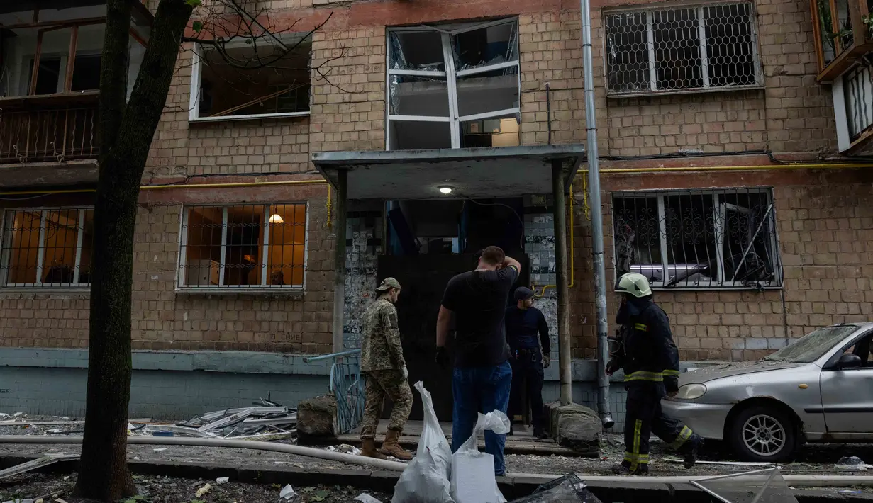 Kerusakan dilaporkan terjadi pada bangsal anak-anak di sebuah rumah sakit serta sebuah sekolah. (Tetiana DZHAFAROVA/AFP)
