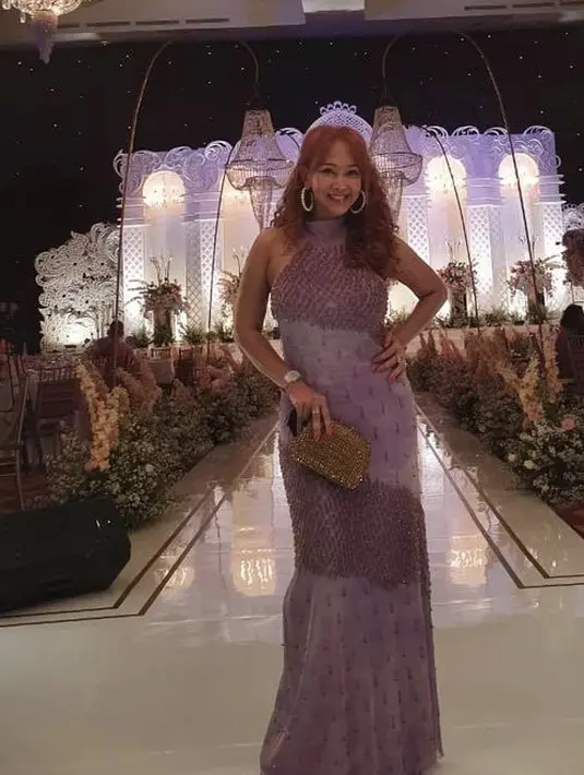 <p>Setelah sampai di Indonesia, Kiki pun langung menghadiri sebuah acara dengan mengenakan dress ungu halterneck dengan anting hopnya.@qq_fatmala</p>