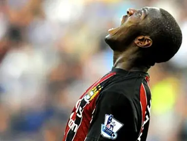 Manchester City&#039;s English forward Shaun Wright-Phillips reacts during an EPL football match against Wigan Athletic at the JJB Stadium in Wigan, on September 28, 2008. AFP PHOTO/ANDREW YATES