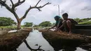 Diketahui, ziarah makam merupakan salah satu tradisi sebagian umat Islam yang dilakukan jelang memasuki bulan suci Ramadan. Tampak dalam foto, warga mengunjungi makam anggota keluarga mereka di Tempat Pemakaman Umum (TPU) Semper, Cilincing, Jakarta Utara pada 15 Februari 2026. (Syinatria RESPATI/AFP)