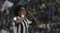 Gelandang Juventus, Juan Cuadrado, merayakan gol yang dicetaknya ke gawang Benevento pada laga Serie A Italia di Stadion Allianz, Turin, Minggu (5/11/2017). Juventus menang 2-1 atas Benevento. (AFP/Miguel Medina)