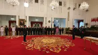 Presiden Jokowi melantik Laksamana Madya (Laksdya) TNI Aan Kurnia menjadi Kepala Badan Keamanan Laut (Bakamla) di Istana Negara, Jakarta, Rabu (12/2/2020). (Merdeka.com/Muhammad Genantan Saputra)