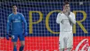 1. Ekspresi Sergio Ramos usai Real Madrid gagal meraih kemenangan pada laga lanjutan LaLiga yang berlangsung di Stadion DeLa Ceramica, Villareal, Jumat (4/12). Real Madrid ditahan imbang Villareal 2-2.  (AFP/Jose Jordan)