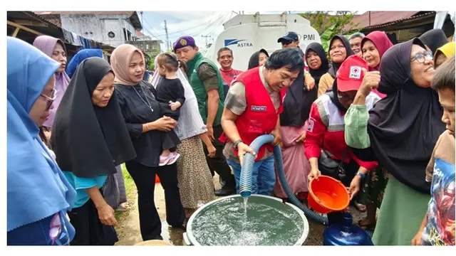 6 Potret Komeng Jadi Relawan di Padang, Hibur Korban Banjir dengan Canda Khasnya