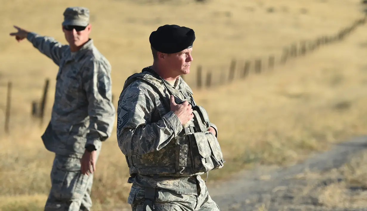 Anggota militer dikerahkan ke lokasi jatuhnya pesawat mata-mata Amerika Serikat U-2 "Dragon Lady" saat menjalani sesi latihan di Sutter, California, Selasa (20/9). Seorang pilot tewas sementara satu lainnya cedera akibat kecelakaan itu. (JOSH Edelson/AFP)