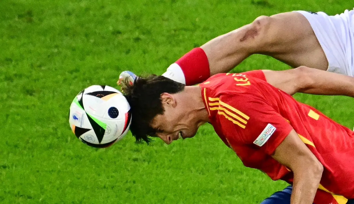 Jadi bek tengah inti selama Euro 2024 membuat nama Robin Le Normand turut dikaitkan dengan klub besar La Liga, Atletico Madrid. Menurut beberapa sumber, Los Rojiblancos bersedia mengeluarkan 30 juta Euro untuk membawa Le Normand dari Real Sociedad. (AFP/Tobias Schwarz)