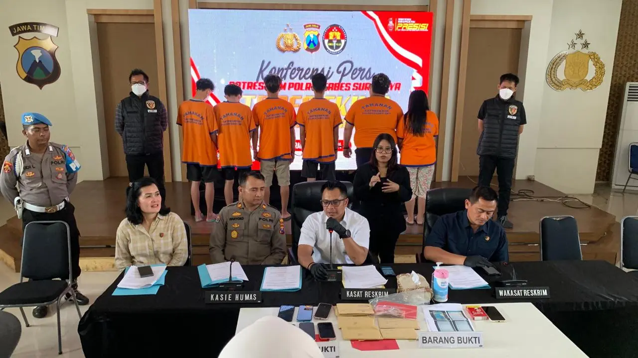 Polrestabes Surabaya meringkus tujuh orang pelaku kasus prostitusi online anak di bawah umur di Surabaya. (Liputan6.com/Dian Kurniawan)