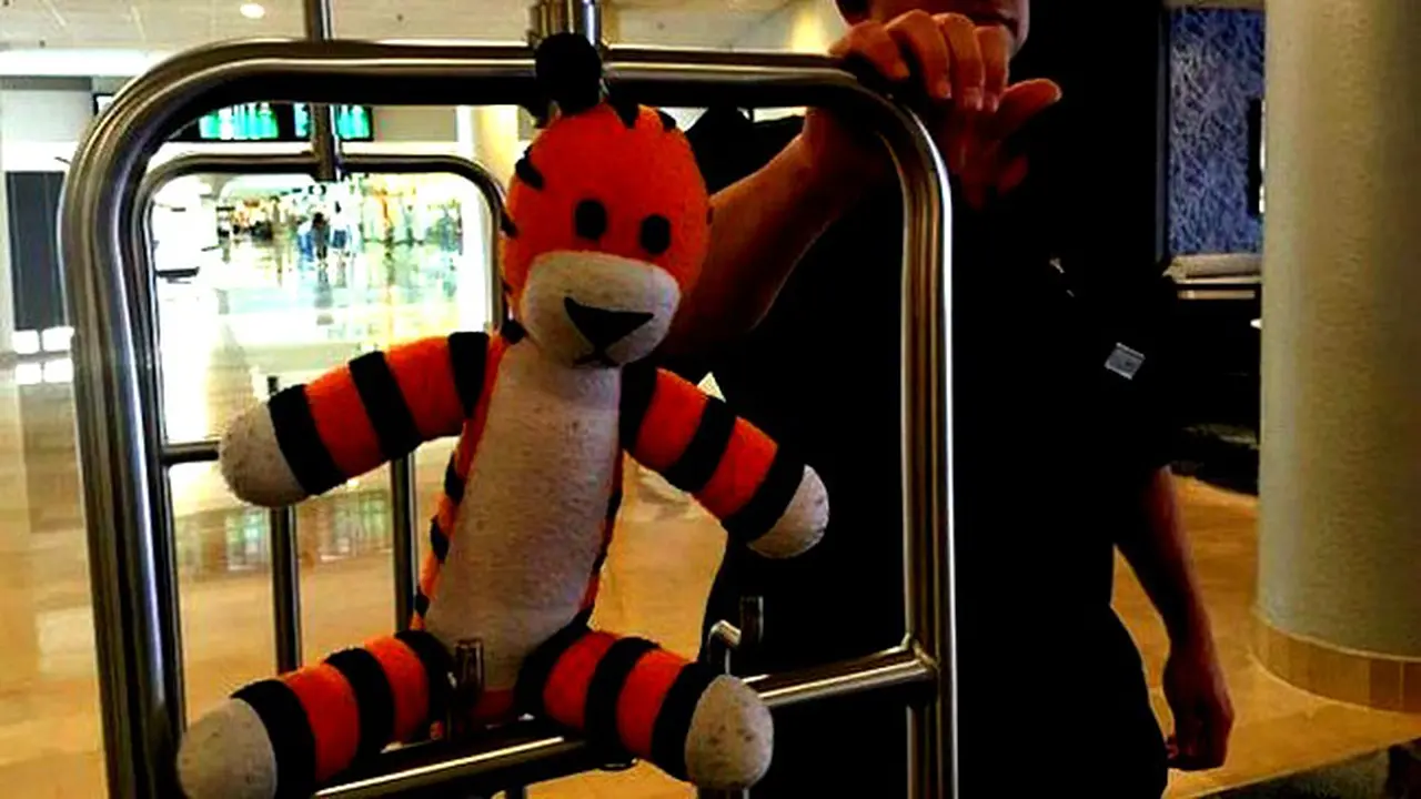 Boneka Harimau "Berpetualang" Seru di Bandara