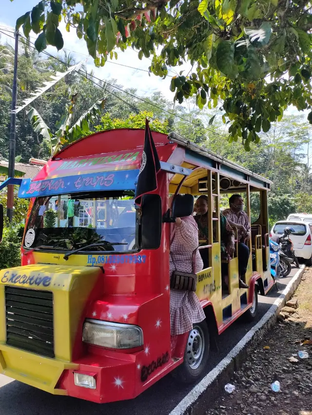 Pemdes Serayu Larangan, Kecamatan Mrebet, Kabupaten Purbalingga menghadiahi kambing dan menjemput peserta vaksinasi Covid-19. (Foto: Liputan6.com/Rudal Afgani Dirgantara)