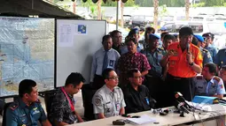 Kepala Badan SAR Kota Surabaya Hernanto menyatakan akan membuat titik koordinat lain yang tidak jauh dari lokasi tempat terakhir pesawat AirAsia hilang kontak di Surabaya, Jawa Timur, Senin (29/12/2014). (Liputan6.com/Johan Tallo)