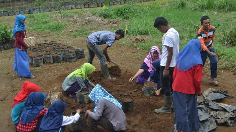 Sekolah di Lereng Gunung Slamet Ini Bisa Bayar Pakai Apa Saja