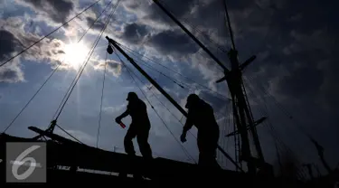 Panas terik matahari dan debu yang berterbangan menjadi sahabat buat mereka para kuli panggul di Pelabuhan Sunda Kelapa yang mungkin sudah melekat puluhan tahun, Jakarta pada 9 agustus 2016. (Liputan6.com/Angga Yuniar)