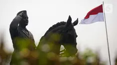 Patung Presiden ke-1 RI Soekarno terpajang di Gedung Kementerian Pertahanan, Jakarta, Minggu (6/6/2021). Presiden ke-5 RI Megawati Soekarnoputri dan Menteri Pertahanan Prabowo Subianto meresmikan patung Soekarno atau Bung Karno di Gedung Kementerian Pertahanan. (Liputan6.com/Faizal Fanani)