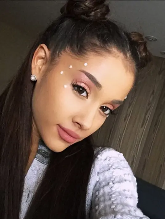 Awal tahun 2013,  Grande sukses merajai chart lagu itunes dengan single perdana ‘The Way’.  ( via instagram@arianagrande/Bintang.com)