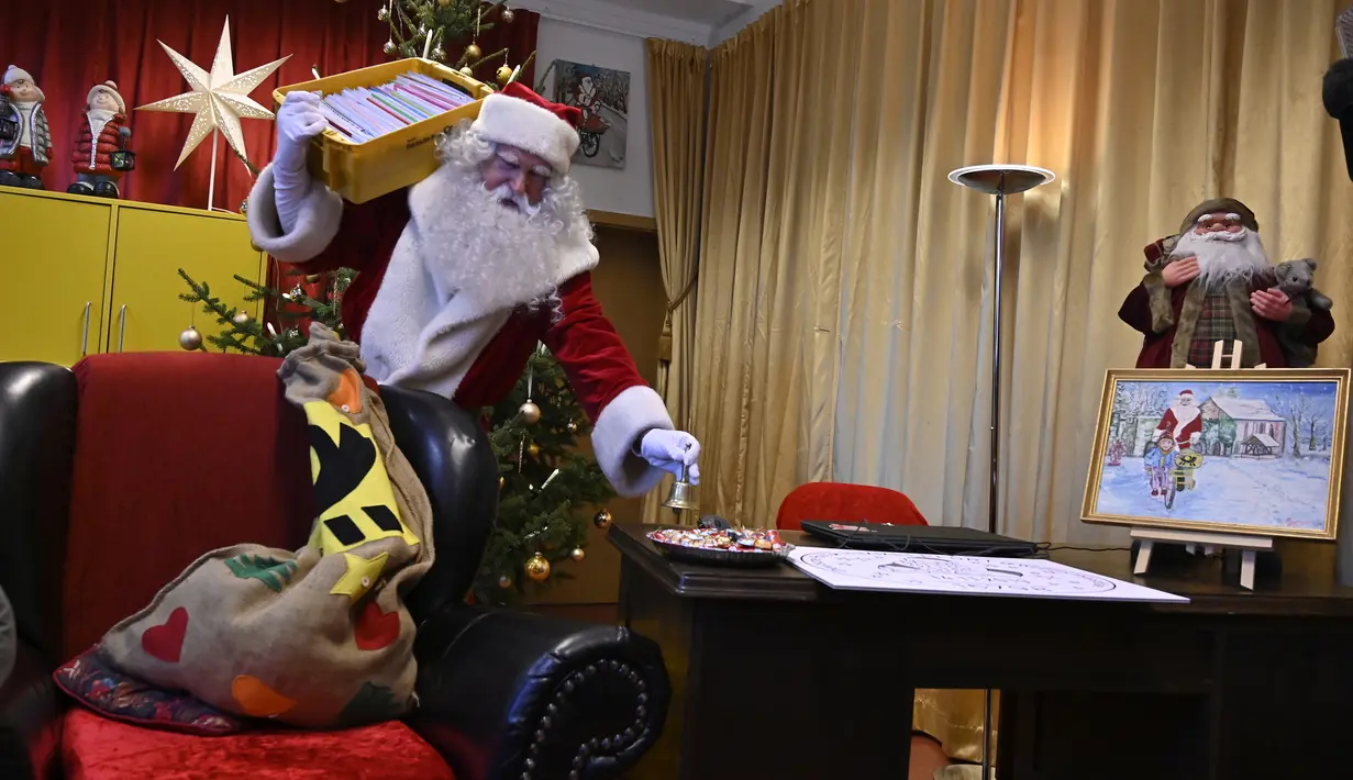 Seorang pria sebagai Father Christmas berpose saat pembukaan kantor pos Sinterklas di Himmelpfort, Jerman, Kamis (14/11/2019). Menjelang natal, Santa dan para asistennya akan berada di kantor pos untuk memastikan semua anak mendapatkan balasan surat mereka. (Tobias SCHWARZ / AFP)
