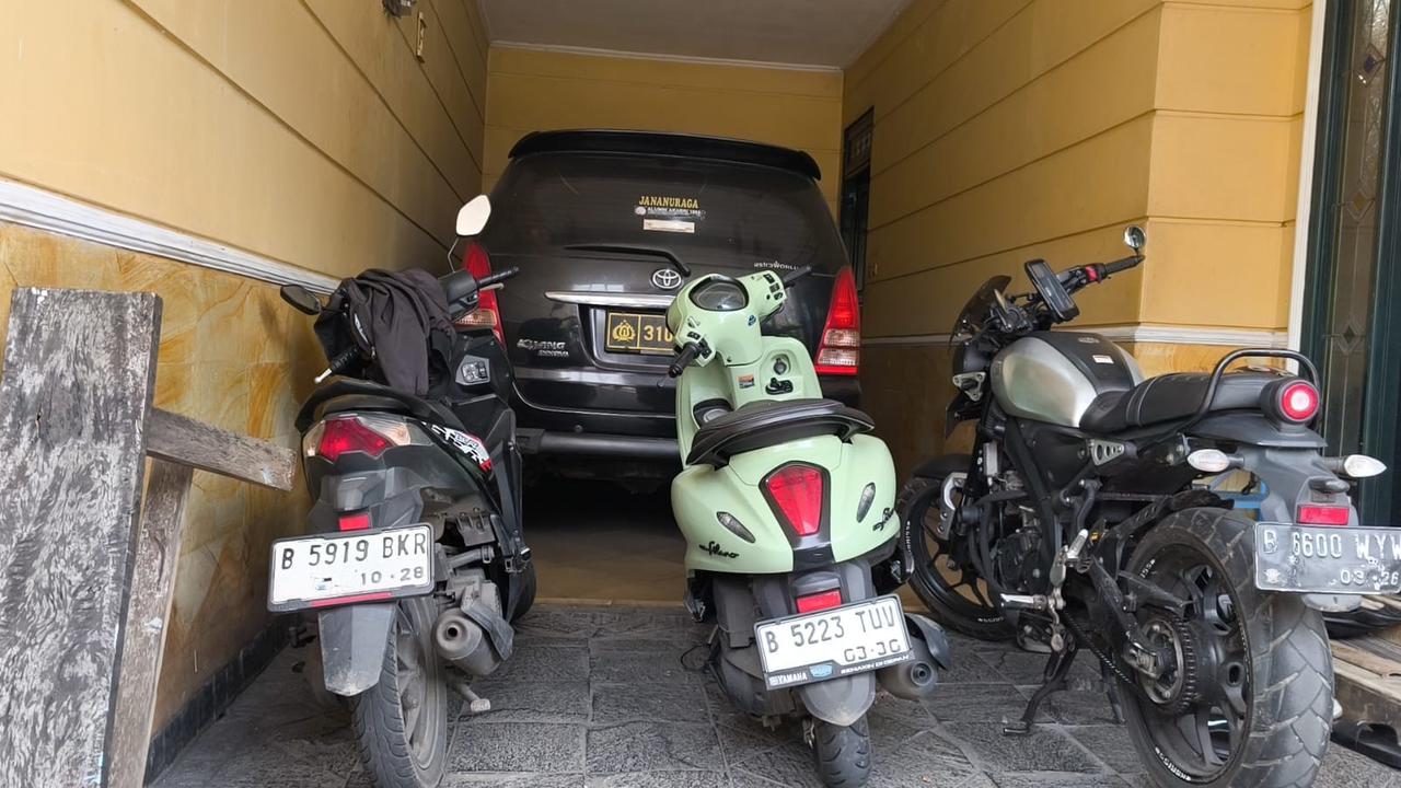Mobil berpelat dinas Polri di lokasi penyekapan
