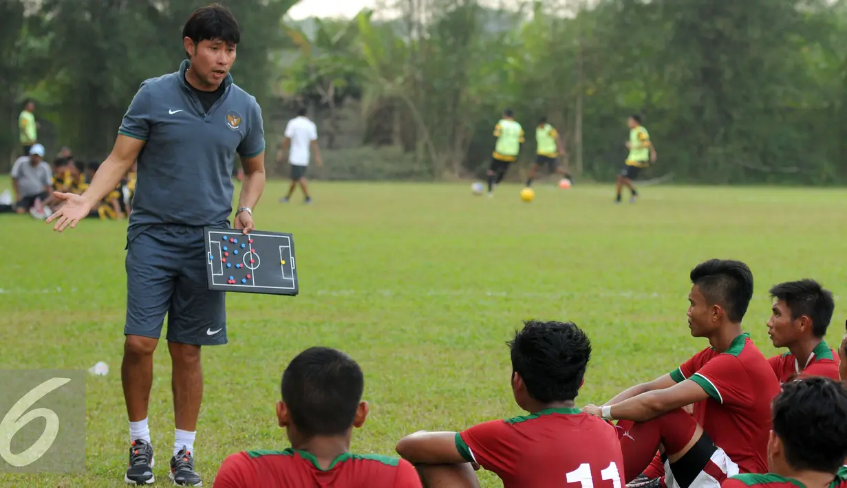 Pelatih kepala Timnas Indonesia U-19, Eduard Tjong memberi arahan pada pemainnya saat jeda laga uji tanding perdana melawan PPLM di NYTC Sawangan, Jumat (5/8). Pemain seleksi Timnas U-19 berhasil menekuk PPLM 3-0. (Liputan6.com/Helmi Fithriansyah)