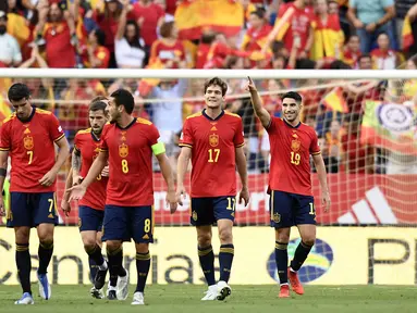 Pemain Spanyol Carlos Soler (kanan) melakukan selebrasi usai mencetak gol ke gawang Republik Ceko pada pertandingan sepak bola UEFA Nations League di Stadion La Rosaleda, Malaga, Spanyol, 12 Juni 2022. Spanyol menang 2-0. (AP Photo/Jose Breton)