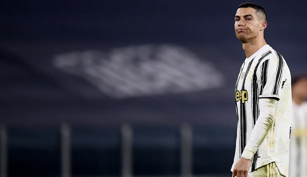 Reaksi penyerang Juventus, Cristiano Ronaldo bereaksi saat menjamu Fiorentina dalam laga pekan ke-14 Liga Italia di Allianz Stadium Turin, Rabu dinihari WIB (23/12/2020). Cristiano Ronaldo dkk menelan kekalahan pertama di Liga Italia dengan skor 0-3 saat menjamu Fiorentina. (Fabio Ferrari/LaPresse v
