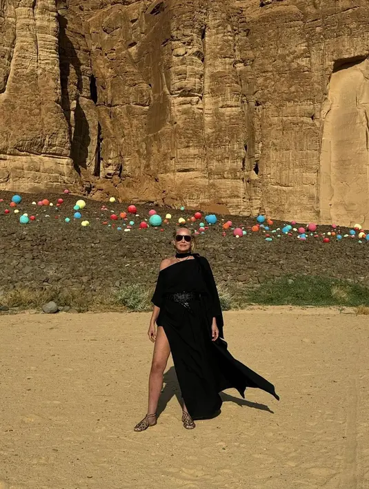 Aktris Hollywood Sharon Stone juga pernah mengunjungi Al-Ula. Begini potret tampilannya yang menawan dengan one shoulder dress berwarna hitam. [@sharonstone]