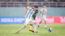 <p>Pemain Timnas Argentina U-17, Claudio Echeverri berebut bola dengan seorang pemain Timnas Mali U-17 pada laga perebutan tempat ketiga Piala Dunia U-17 2023 di Stadion Manahan, Solo, Jumat (1/12/2023). (Bola.com/Bagaskara Lazuardi)</p>