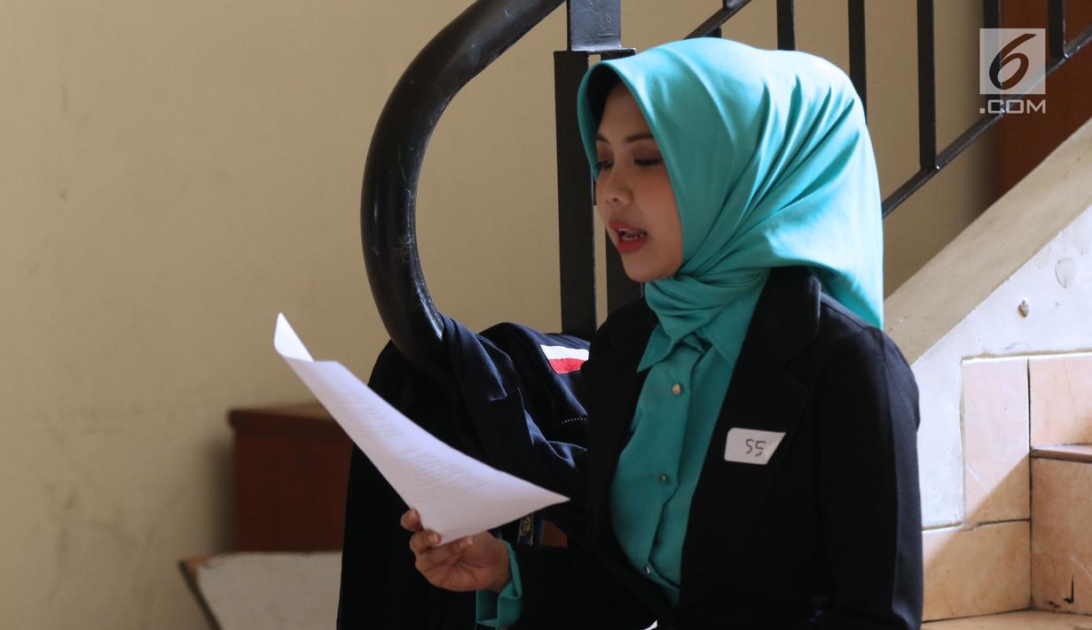 Peserta audisi lomba news presenter Emtek Goes to Campus 2018 berlatih di Gedung 4 Universitas Padjajdaran, Bandung, Selasa (4/12). EGTC Bandung 2018 berlangsung hingga 6 Desember dan diisi beragam materi. (Liputan6.com/Helmi Fithriansyah)