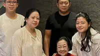 Ketua DPP PDI Perjuangan Puan Maharani unggah foto bersama Ketum PDIP Megawati Soekarnoputri dan keluarganya di Instagram. (Dok. Instagram @puanmaharaniri)