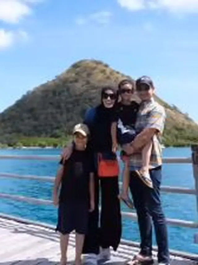 Dude Harlino dan Alyssa Soebandono beserta kedua anak (Instagram/dude2harlino)