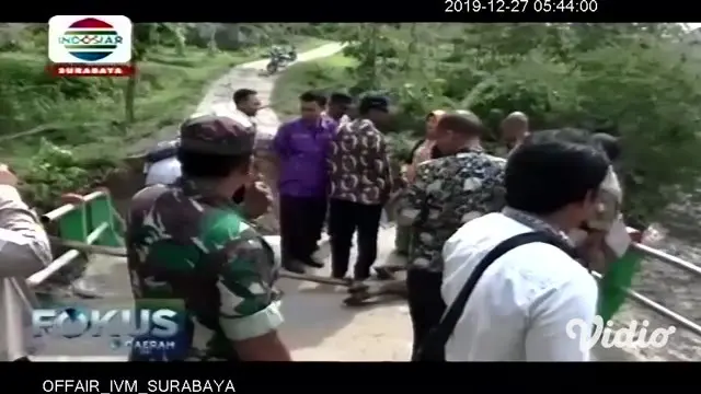 Sebuah jembatan penghubung antardesa putus diterjang banjir bandang di Bojonegoro, Jawa Timur (Jatim), Kamis (26/12/2019). Akibatnya, ratusan keluarga di tiga dusun terisolasi.