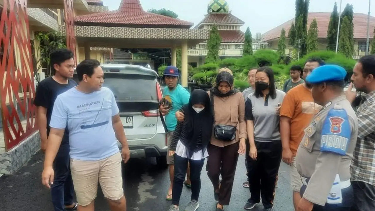 Tersangka pembunuh bayi kandungnya sendiri di gelandang ke Mapolres Situbondo setelah ditangkap di Kabupaten Ngawi (Istimewa)