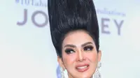 Tinggi Menjulang, Begini Proses Pembuatan Jambul Khatulistiwa Syahrini