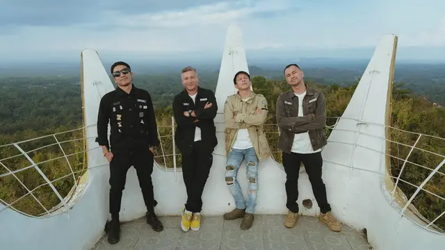 7 Potret Raffi Ahmad Bareng Geng The Dudas Minus One Liburan di Borobudur, Seru Naik Moge