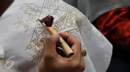 Seorang ibu membatik tulis bersama di Kampung Batik di Palbatu, Jakarta, Jumat (2/10). Kegiatan dalam rangka memperingati Hari Batik Nasional tersebut untuk memupuk rasa cinta akan batik sebagai warisan budaya asli Indonesia. (Liputan6.com/Gempur M Surya)