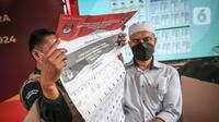 Penyandang disabilitas menunjukkan surat suara saat simulasi Pemilu 2024 di Kantor KPU RI, Jakarta, Selasa (22/3/2022). Simulasi  digelar untuk memberikan edukasi kepada masyarakat terkait proses pemungutan dan penghitungan suara pemilu serentak tahun 2024. (Liputan6.com/Faizal Fanani)