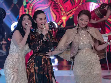 Aksi pedangdut Dewi Perssik (kiri), Siti Badriah (kanan), dan  Zaskia Gotik (tengah) saat tampil dalam Indonesian Dangdut Awards 2018 di Jakarta, Jumat (12/10). Mereka membawakan lagu Bintang Pentas, Bara Bere, dan Tarik Selimut. (Faizal Fanani)